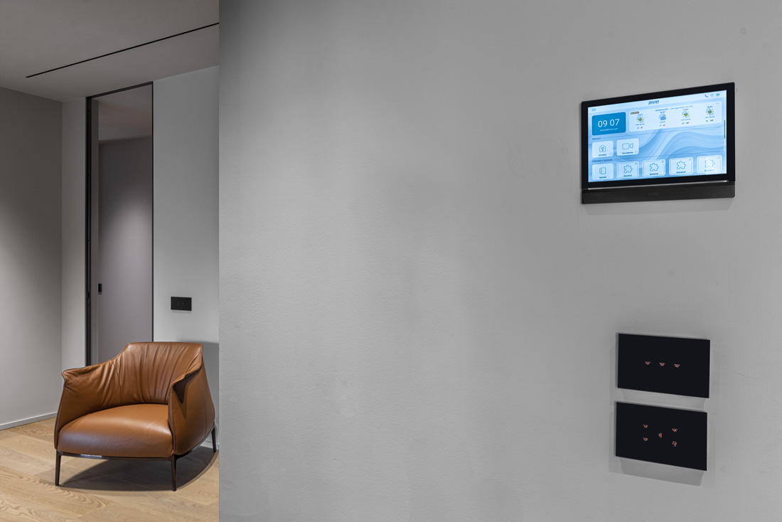 Display touch con frontale in alluminio antracite - domotica AVE