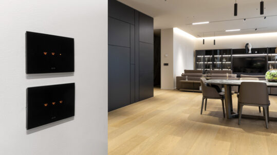 La domotica AVE in un appartamento sul lungomare: fra design, comfort e tecnologia